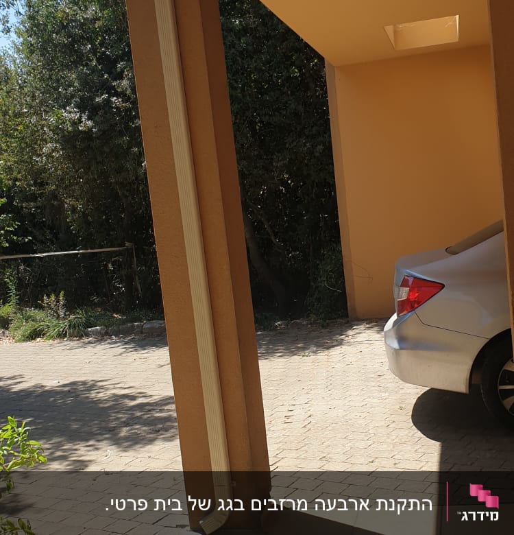 מרזב מחובר לגג עם קורות עץ